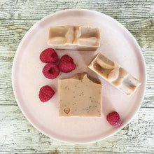 Charger l'image dans la galerie, Savon exfoliant aux framboises